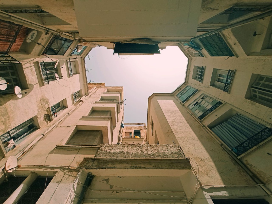Grand-angle : les lignes fuient vers le ciel